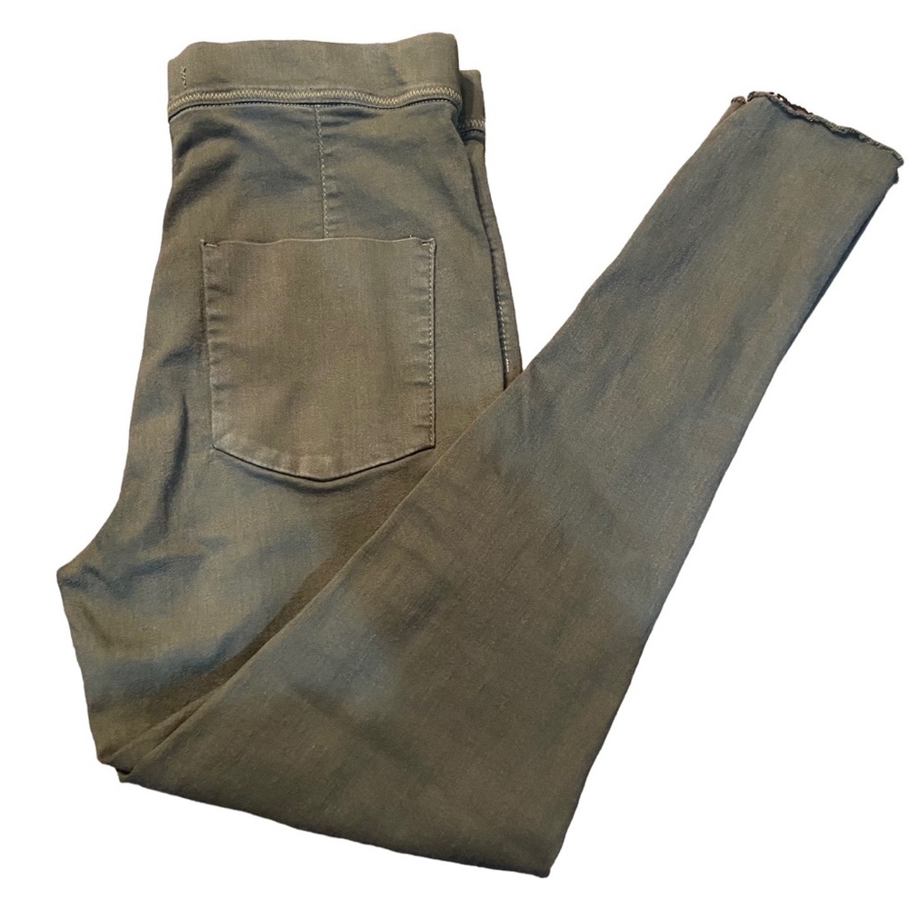 Free People Pull on Easy Goes It Skinny Jeans • Moss green • Size 31• raw hem